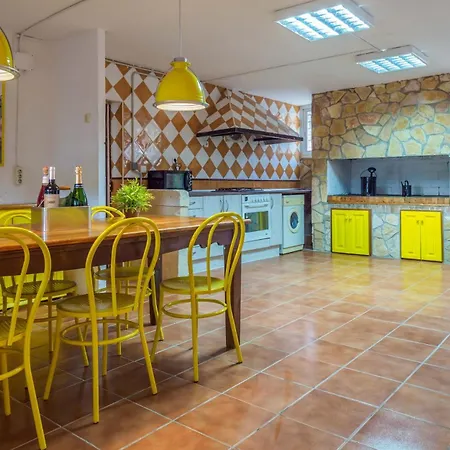 Dom wakacyjny Spacious House In Trabal Can Trabal