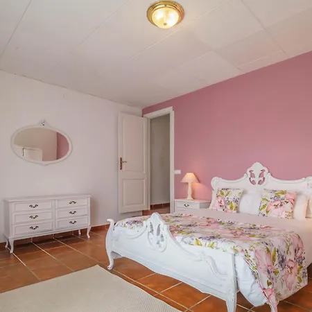 Dom wakacyjny Spacious House In Trabal Can Trabal
